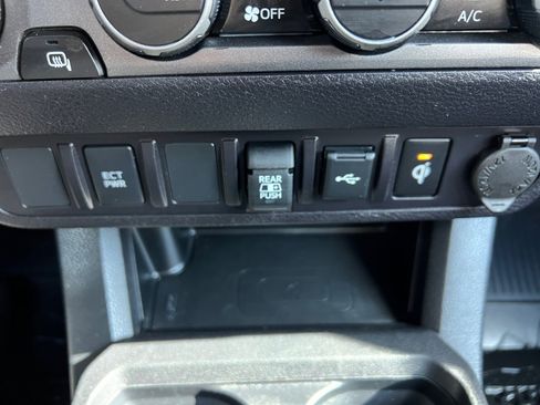 Used 2022 Toyota Tacoma TRD Off-Road image 23