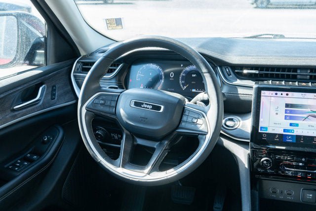 Used 2023 Jeep Grand Cherokee Limited RWD image 30