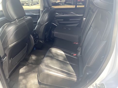 Used 2023 Jeep Grand Cherokee Limited w/ Black Appearance Package AWD/4WD image 18