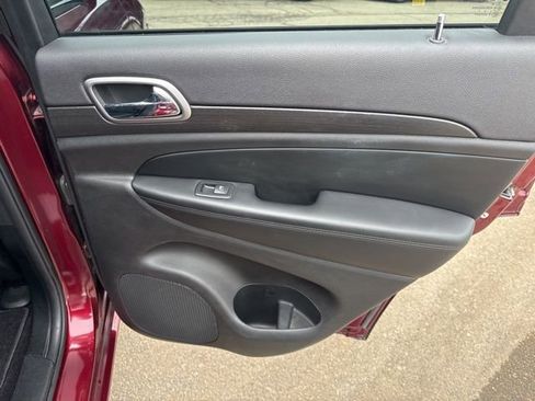 Used 2018 Jeep Grand Cherokee Altitude image 16