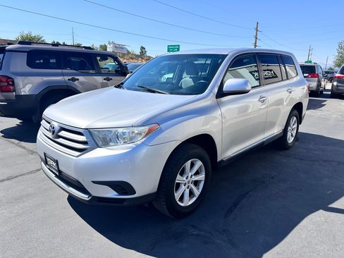 Used 2013 Toyota Highlander 4WD w/ Cold Weather Pkg image 2