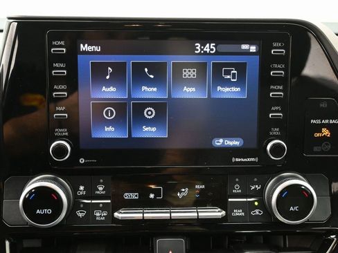 Used 2021 Toyota Highlander L image 24