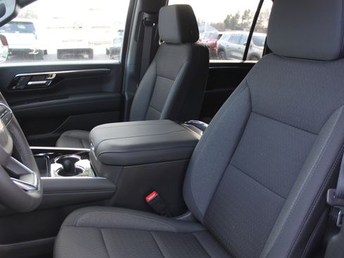 New 2026 Chevrolet Suburban LS image 9