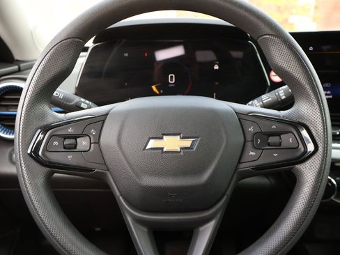 Used 2025 Chevrolet Trax LT FWD image 10