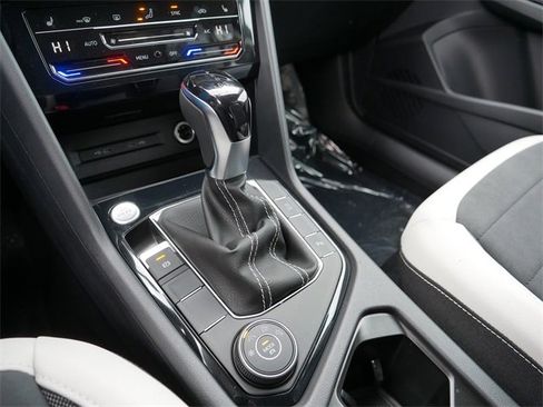 New 2026 Volkswagen Taos SE image 11