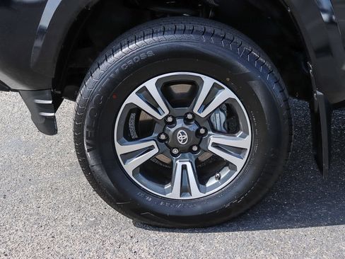 Used 2018 Toyota Tacoma TRD Sport w/ Technology Package image 12