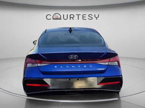Used 2025 Hyundai Elantra Limited FWD image 4