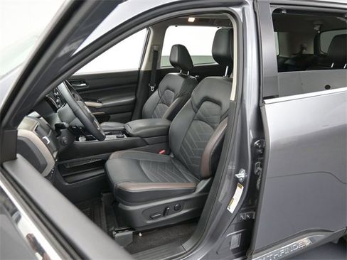 Used 2024 Nissan Pathfinder Platinum image 10