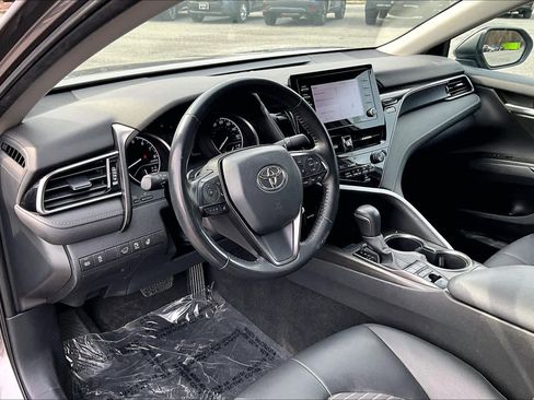 Used 2022 Toyota Camry SE w/ Cold Weather Package image 17