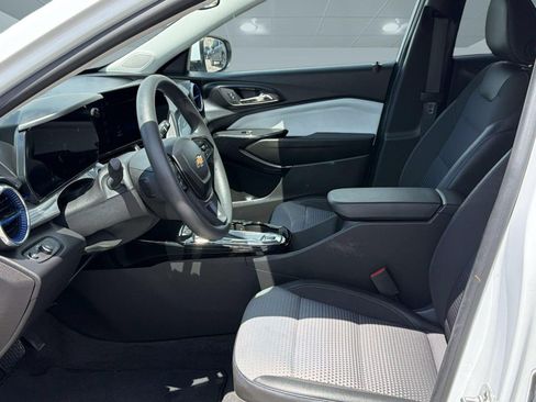 Used 2025 Chevrolet Trax LT FWD image 5