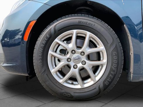 Used 2023 Chrysler Pacifica Touring-L FWD image 11