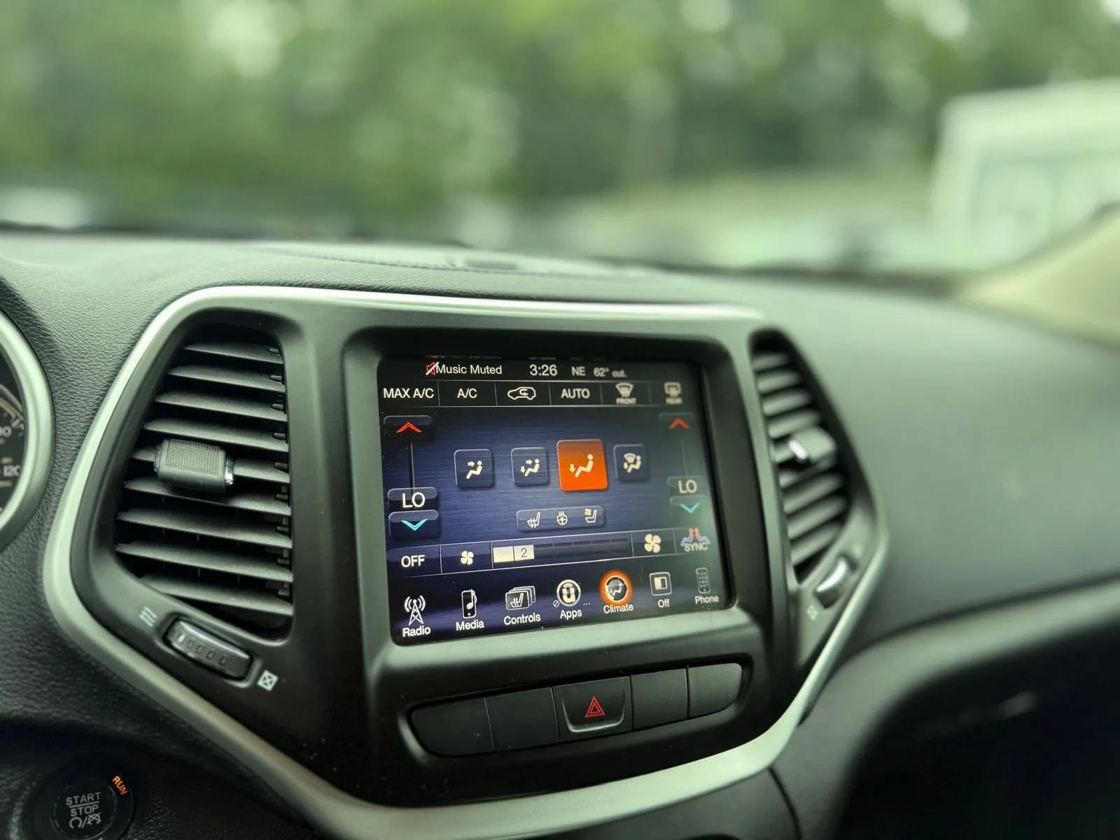 Used 2014 Jeep Cherokee Limited w/ Luxury Group AWD/4WD image 18