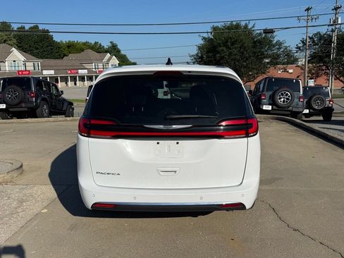 Used 2025 Chrysler Pacifica Select FWD image 7