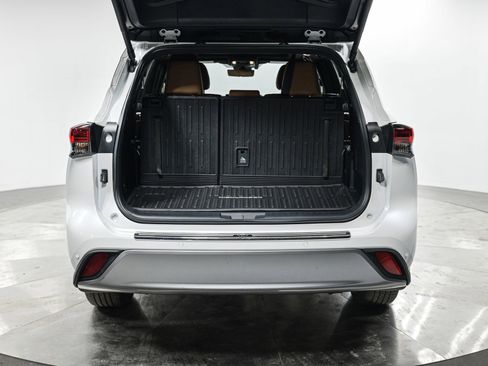 Used 2024 Toyota Highlander Platinum image 6