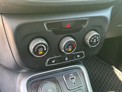 Used 2018 Jeep Compass Latitude w/ Cold Weather Group AWD/4WD image 29