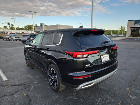 Used 2023 Mitsubishi Outlander SE image 25