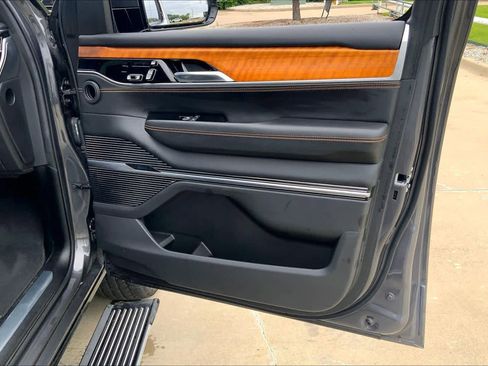 Used 2022 Jeep Grand Wagoneer Series III AWD/4WD image 22