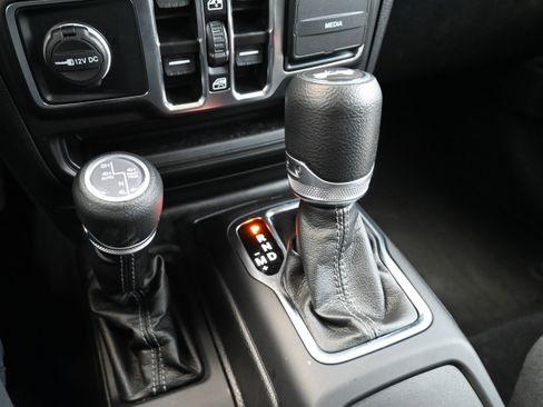 Used 2025 Jeep Wrangler Sahara image 25