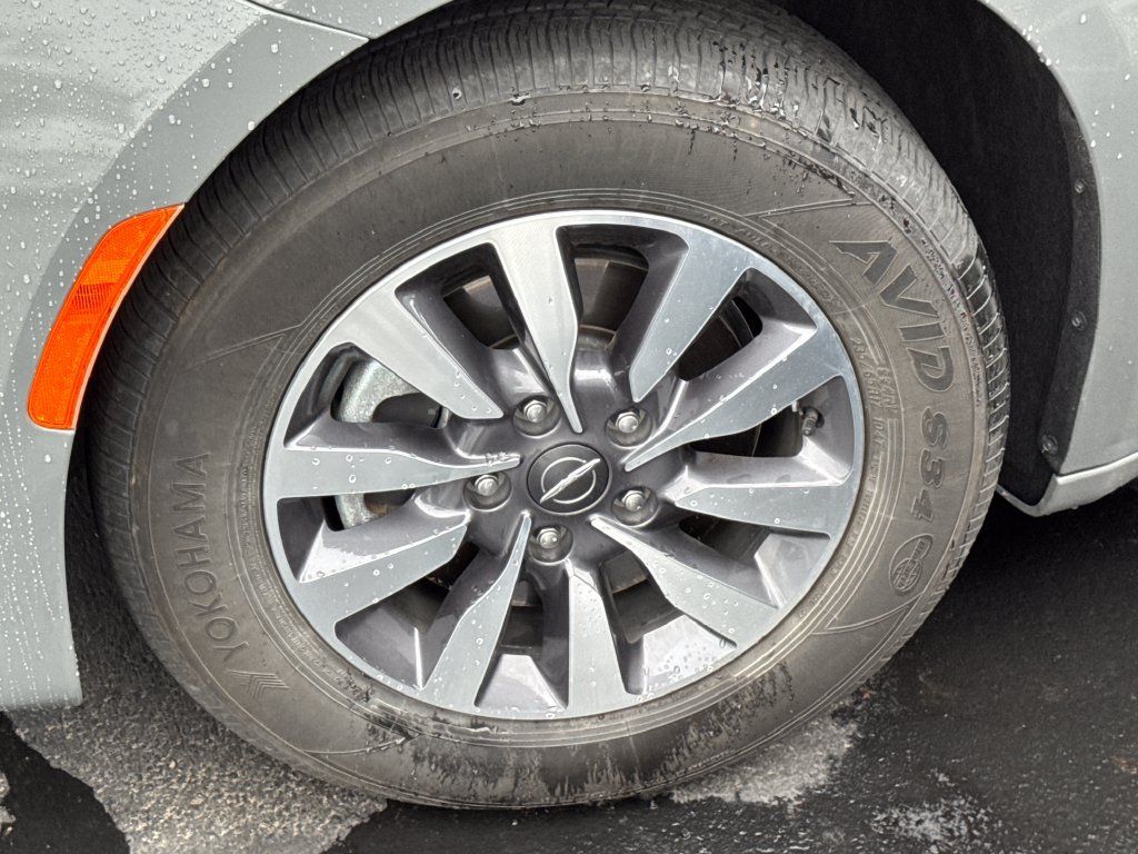 Used 2023 Chrysler Pacifica Touring-L FWD image 9