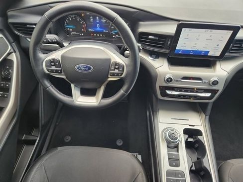 Used 2022 Ford Explorer XLT image 27