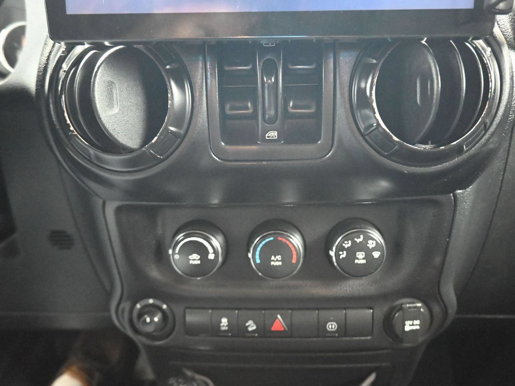 Used 2012 Jeep Wrangler Unlimited Sahara AWD/4WD image 16