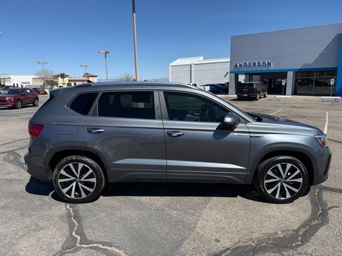Used 2022 Volkswagen Taos SE w/ Panoramic Sunroof Package image 4