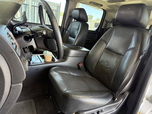 Used 2014 Chevrolet Suburban LTZ RWD image 14