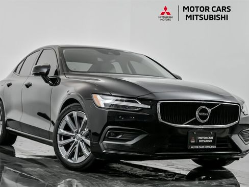 Used 2021 Volvo S60 T6 Momentum w/ Premium Package image 1