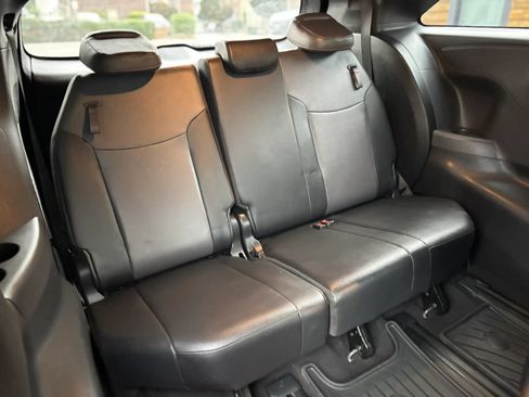 Used 2021 Toyota Sienna XSE AWD/4WD image 18
