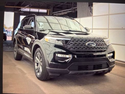 Used 2024 Ford Explorer XLT w/ Equipment Group 202A AWD/4WD image 5
