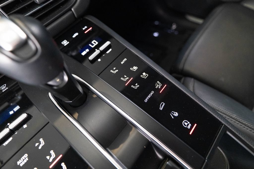 Certified 2024 Porsche Macan S AWD/4WD image 26