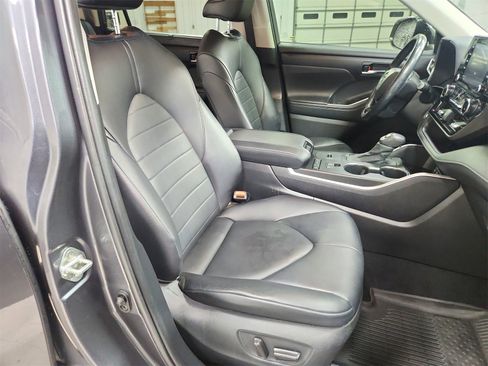 Used 2020 Toyota Highlander XLE image 38