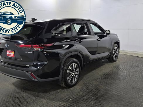 Used 2024 Toyota Highlander XLE AWD/4WD image 7