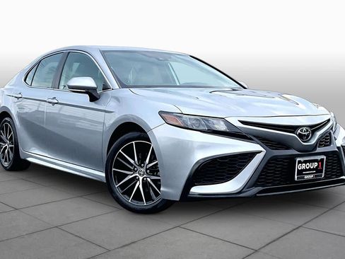 Used 2023 Toyota Camry SE FWD image 3