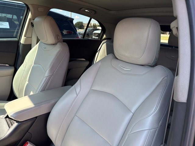 Used 2023 Cadillac XT4 Luxury w/ Cold Weather Package FWD image 9