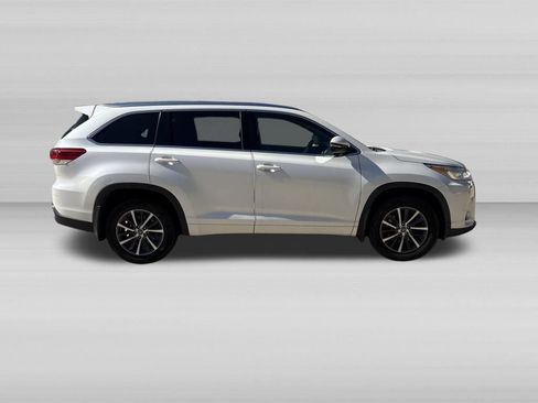 Used 2017 Toyota Highlander XLE AWD/4WD image 2