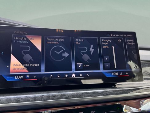 Used 2025 BMW 750e xDrive w/ Executive Package image 19