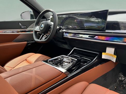Used 2025 BMW 740i w/ Premium Package image 32