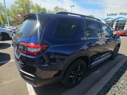Used 2025 Honda Pilot Touring image 3