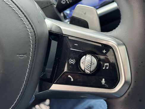 Used 2025 BMW 740i xDrive image 23