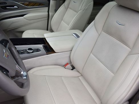 Used 2023 Cadillac Escalade ESV Premium Luxury Platinum w/ Heavy-Duty Trailer Package image 13