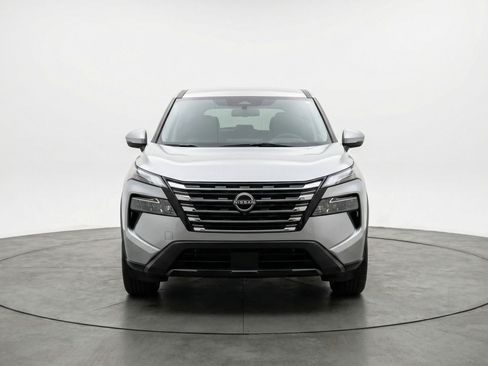 Used 2025 Nissan Rogue SV image 2