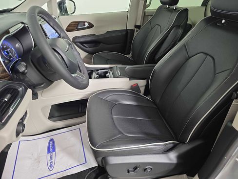 Used 2024 Chrysler Pacifica Limited image 22