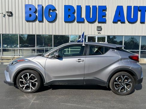 Used 2019 Toyota C-HR XLE FWD image 2