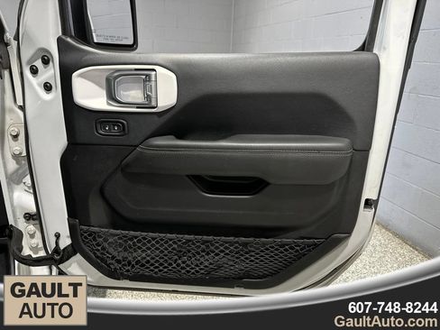 Used 2019 Jeep Wrangler Unlimited Sahara AWD/4WD image 17