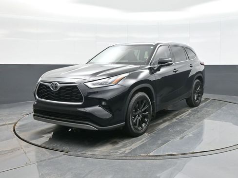 Certified 2025 Toyota Highlander Platinum image 3