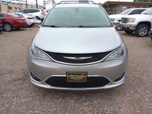 Used 2020 Chrysler Pacifica Touring-L image 2