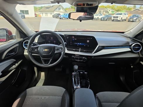 Certified 2025 Chevrolet Trax LT FWD image 19