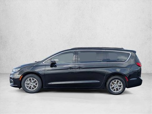 Used 2022 Chrysler Pacifica Touring-L image 9