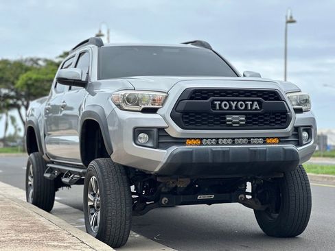 Used 2018 Toyota Tacoma TRD Sport image 6